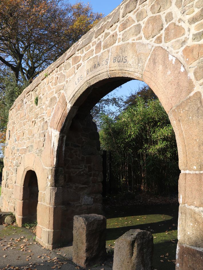 Les Blanc Bois Archway