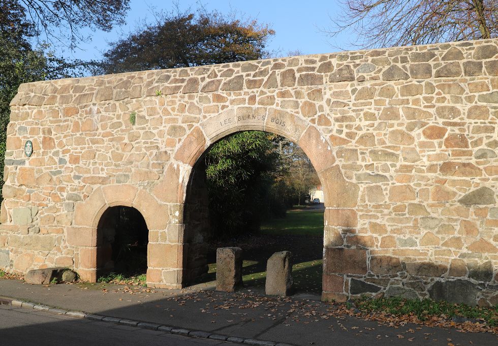 Les Blanc Bois Archway